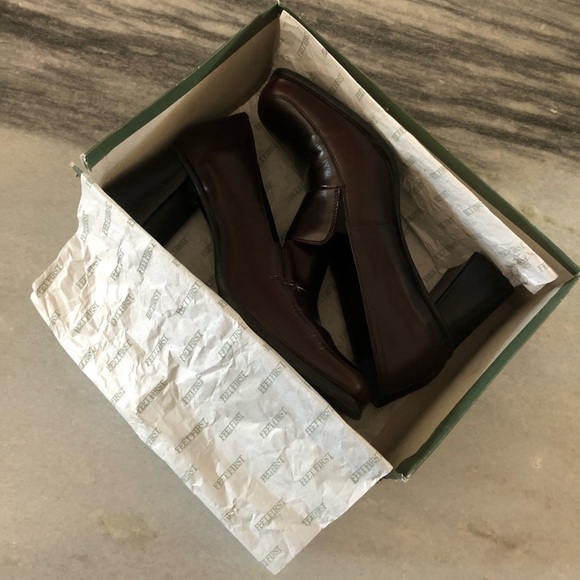 NWT FeetFirst Deep Maroon Italian Leather Pumps size 9b (39) - Picture 15 of 16